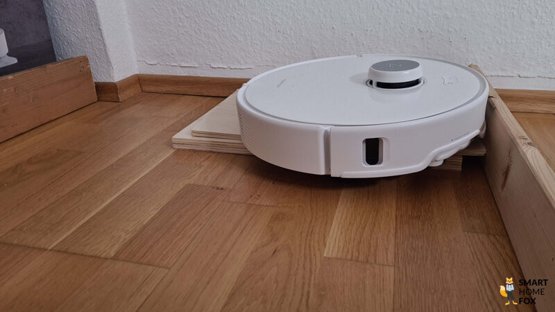 Roborock P20 Pro (Qrevo Curv) преодолевает дверной порог высотой 3 см.